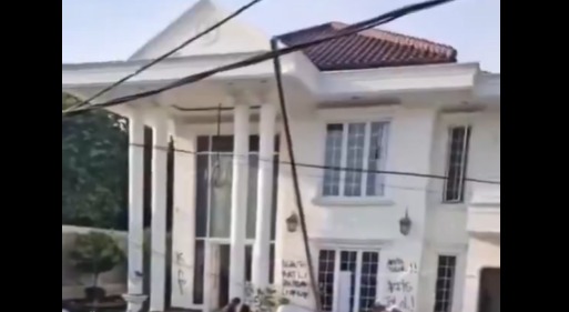 Rumah Uya Kuya Disulap Jadi Objek Foto Pasca-Penjarahan, Eko Patrio Dijaga Ketat